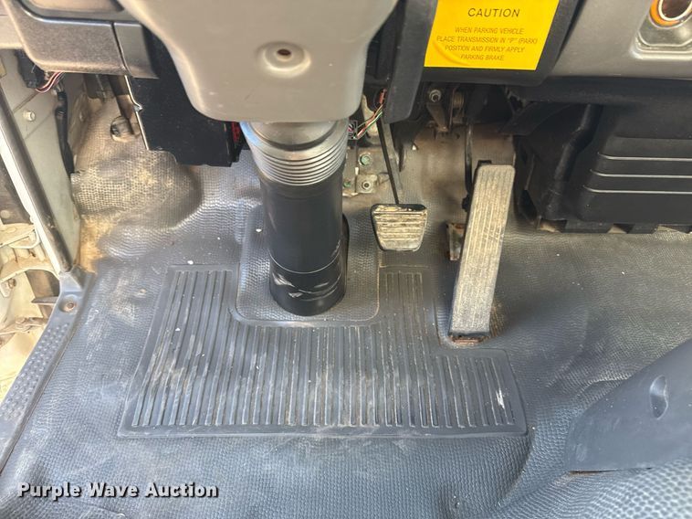 image for item EG2582 1999 Isuzu NPR box truck