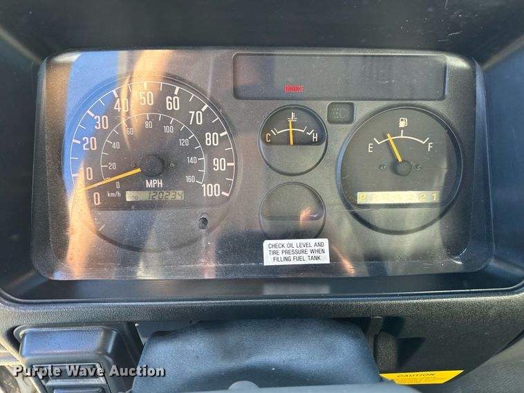 image for item EG2582 1999 Isuzu NPR box truck