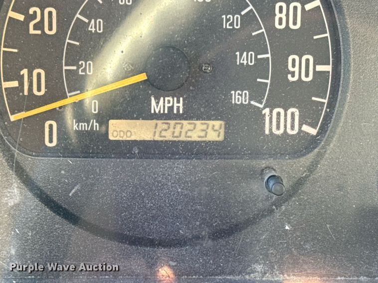 image for item EG2582 1999 Isuzu NPR box truck