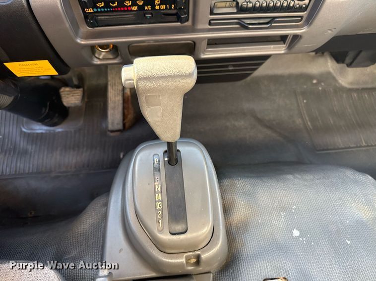 image for item EG2582 1999 Isuzu NPR box truck