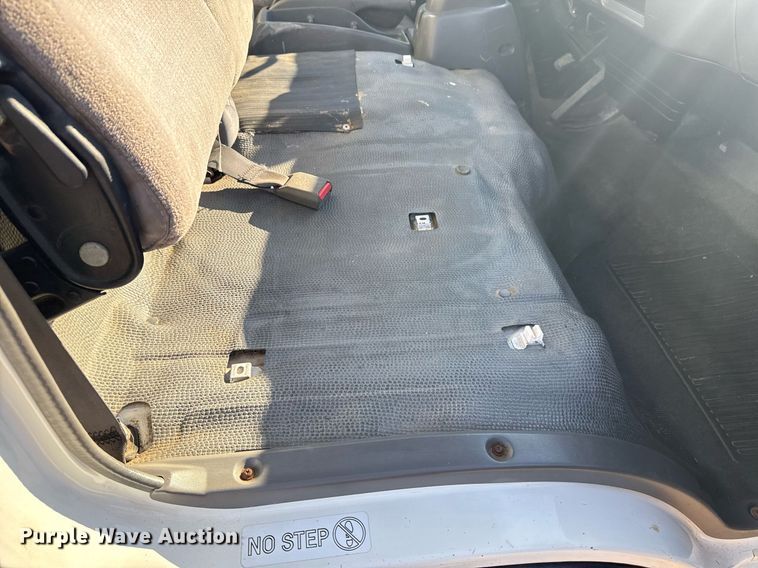 image for item EG2582 1999 Isuzu NPR box truck