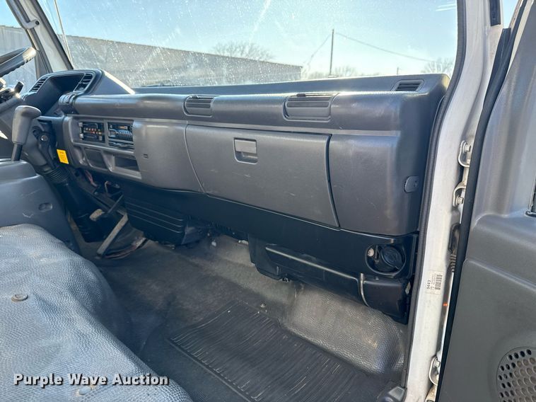 image for item EG2582 1999 Isuzu NPR box truck