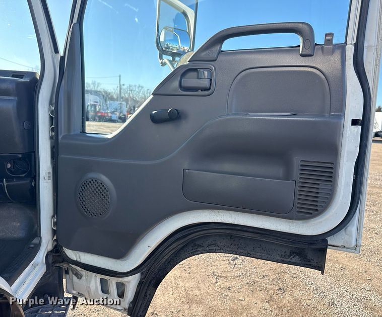 image for item EG2582 1999 Isuzu NPR box truck