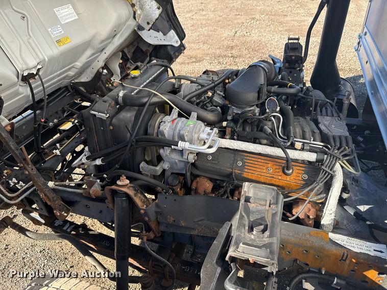 image for item EG2582 1999 Isuzu NPR box truck