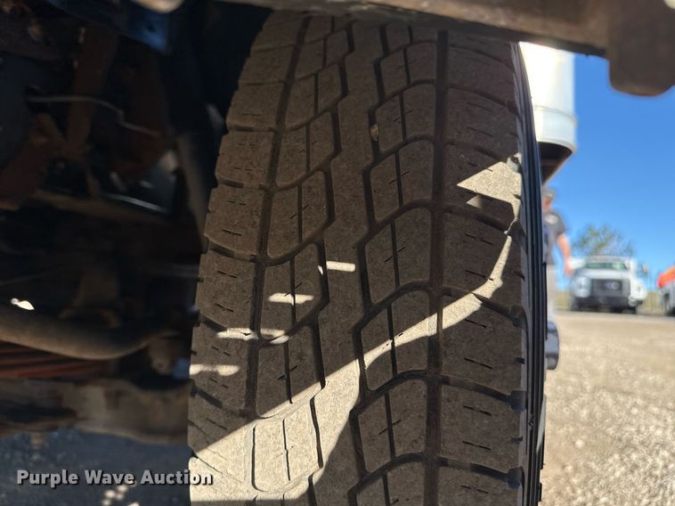 image for item EG2582 1999 Isuzu NPR box truck