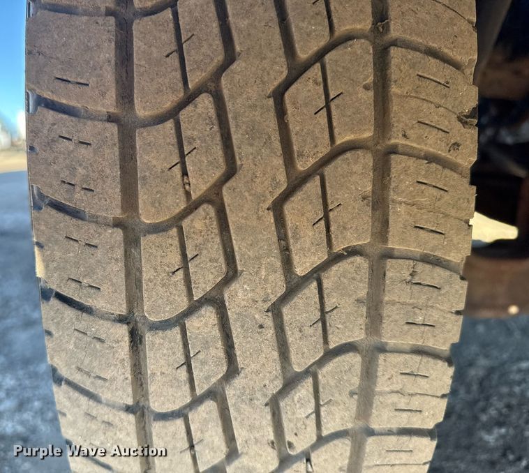 image for item EG2582 1999 Isuzu NPR box truck