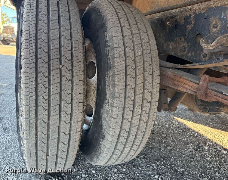 image for item EG2582 1999 Isuzu NPR box truck