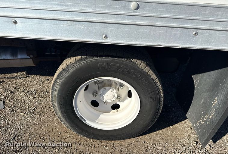 image for item EG2582 1999 Isuzu NPR box truck