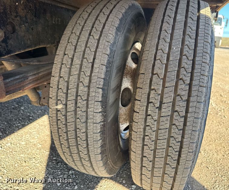 image for item EG2582 1999 Isuzu NPR box truck