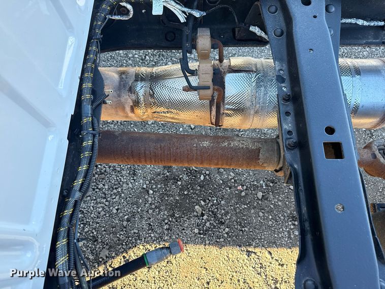 image for item EG2583 2015 Ford F550 truck cab and chassis