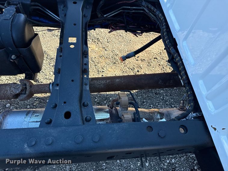 image for item EG2583 2015 Ford F550 truck cab and chassis