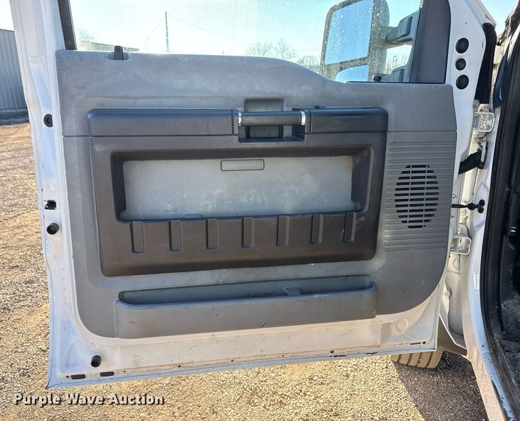 image for item EG2583 2015 Ford F550 truck cab and chassis