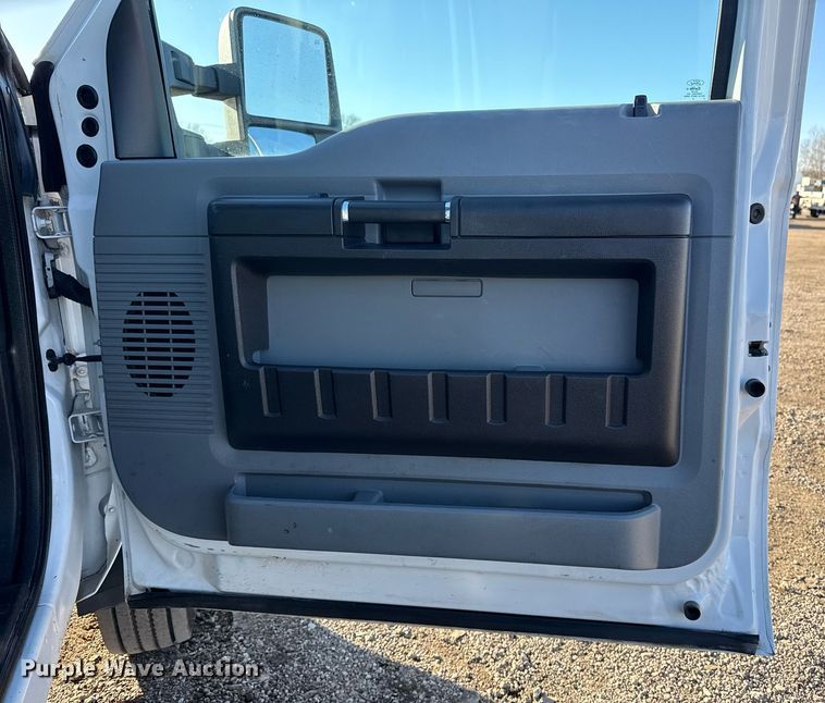 image for item EG2583 2015 Ford F550 truck cab and chassis