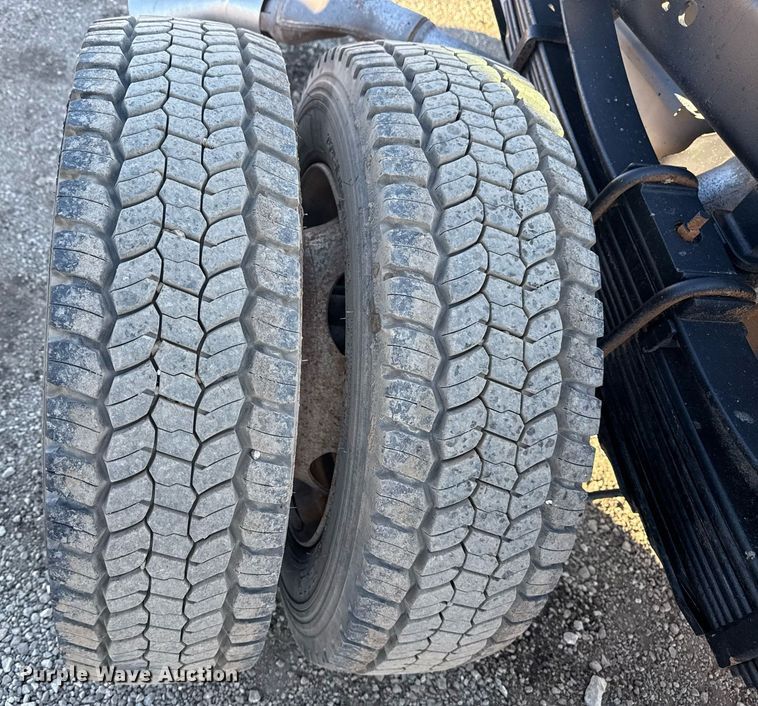 image for item EG2583 2015 Ford F550 truck cab and chassis