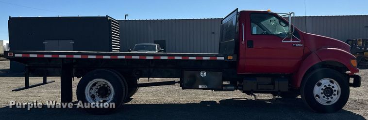 image for item EG2595 2001 Ford F650 Super Duty flatbed truck