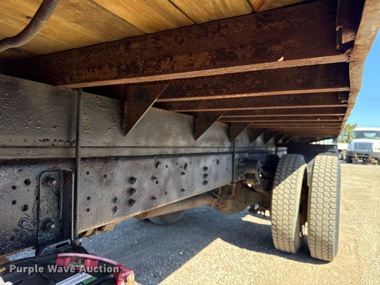 image for item EG2595 2001 Ford F650 Super Duty flatbed truck