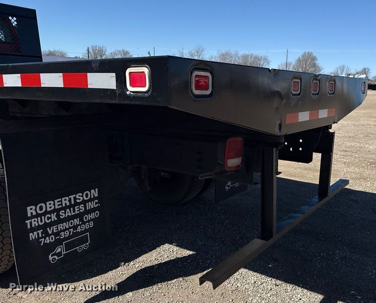 image for item EG2595 2001 Ford F650 Super Duty flatbed truck