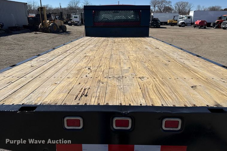 image for item EG2595 2001 Ford F650 Super Duty flatbed truck