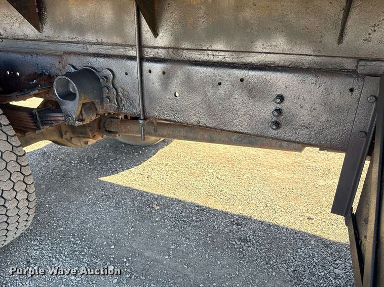 image for item EG2595 2001 Ford F650 Super Duty flatbed truck