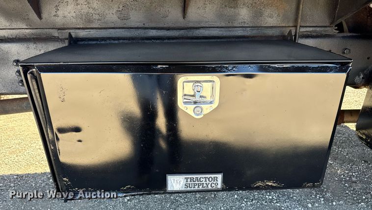 image for item EG2595 2001 Ford F650 Super Duty flatbed truck