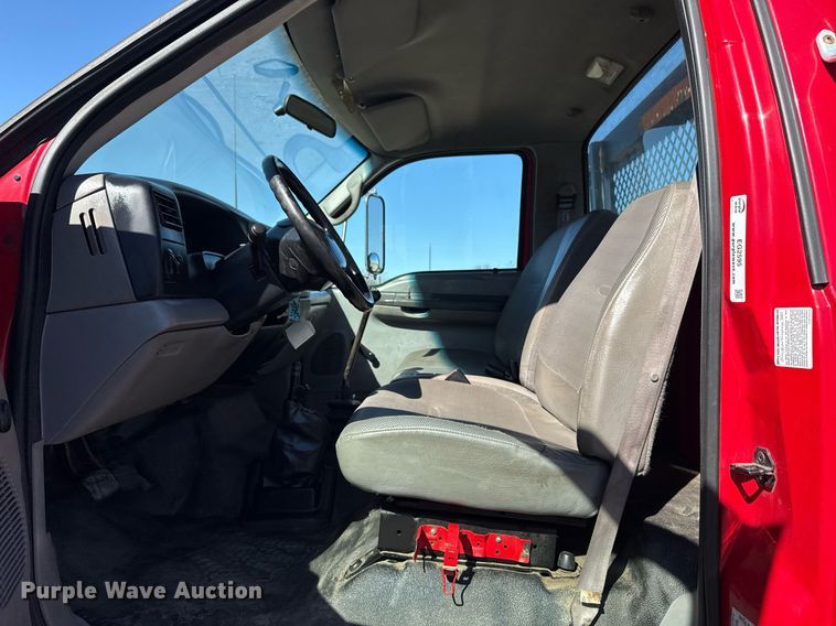 image for item EG2595 2001 Ford F650 Super Duty flatbed truck