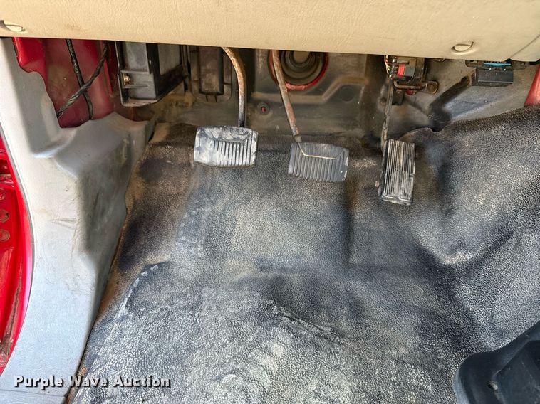 image for item EG2595 2001 Ford F650 Super Duty flatbed truck