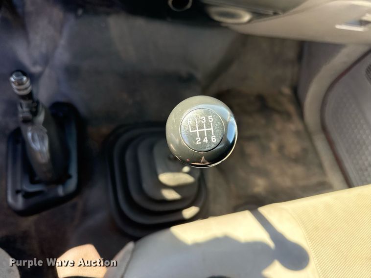 image for item EG2595 2001 Ford F650 Super Duty flatbed truck