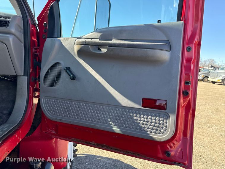 image for item EG2595 2001 Ford F650 Super Duty flatbed truck