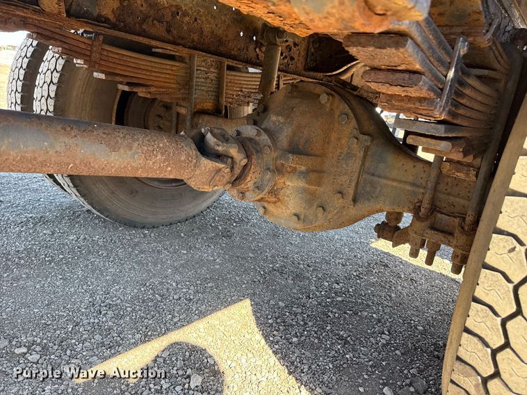 image for item EG2595 2001 Ford F650 Super Duty flatbed truck