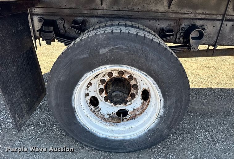 image for item EG2595 2001 Ford F650 Super Duty flatbed truck