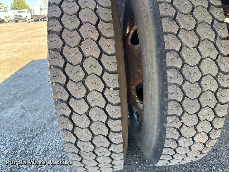 image for item EG2595 2001 Ford F650 Super Duty flatbed truck