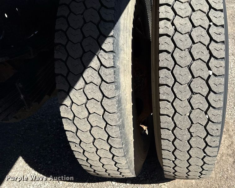 image for item EG2595 2001 Ford F650 Super Duty flatbed truck