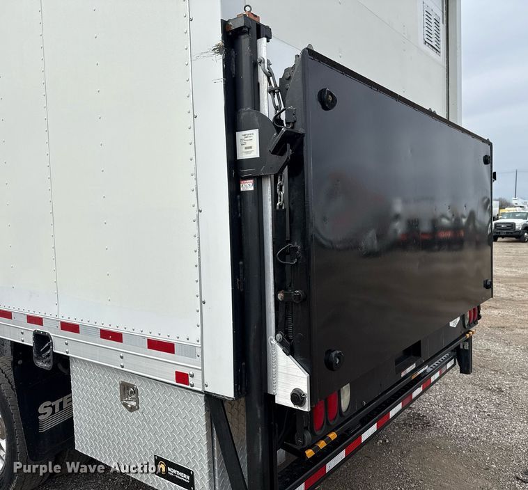 image for item EG2614 2016 Ford F550 Super Duty box truck