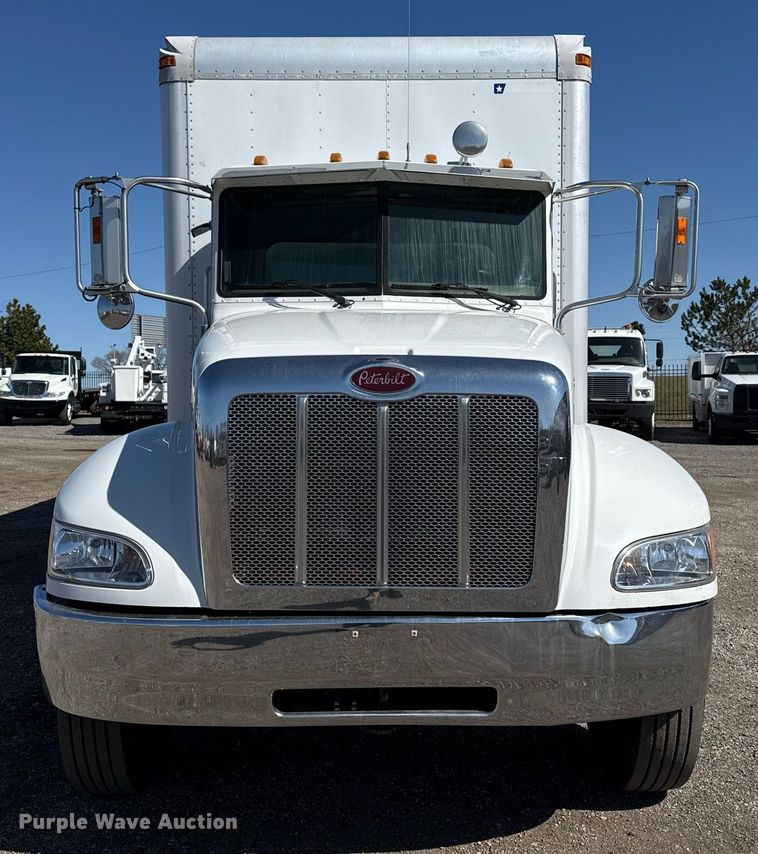 image for item EG2624 2005 Peterbilt 335 box truck