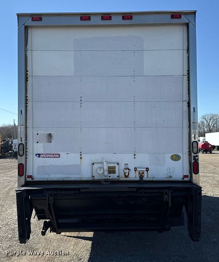 image for item EG2624 2005 Peterbilt 335 box truck