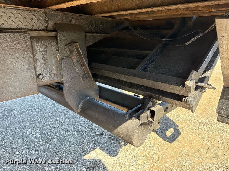 image for item EG2624 2005 Peterbilt 335 box truck