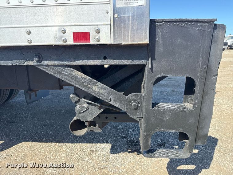 image for item EG2624 2005 Peterbilt 335 box truck