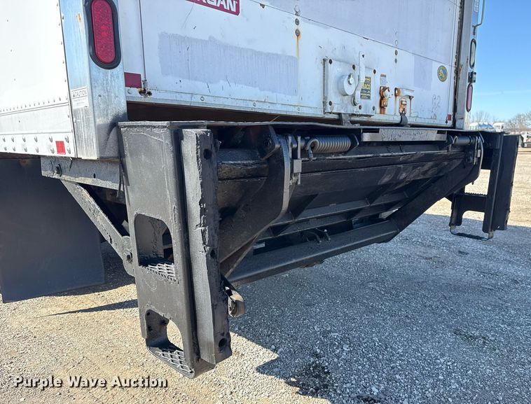 image for item EG2624 2005 Peterbilt 335 box truck