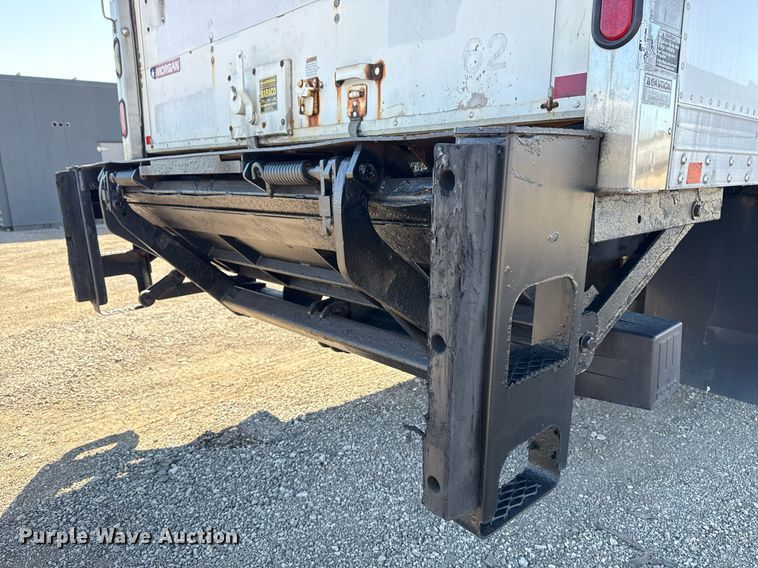 image for item EG2624 2005 Peterbilt 335 box truck