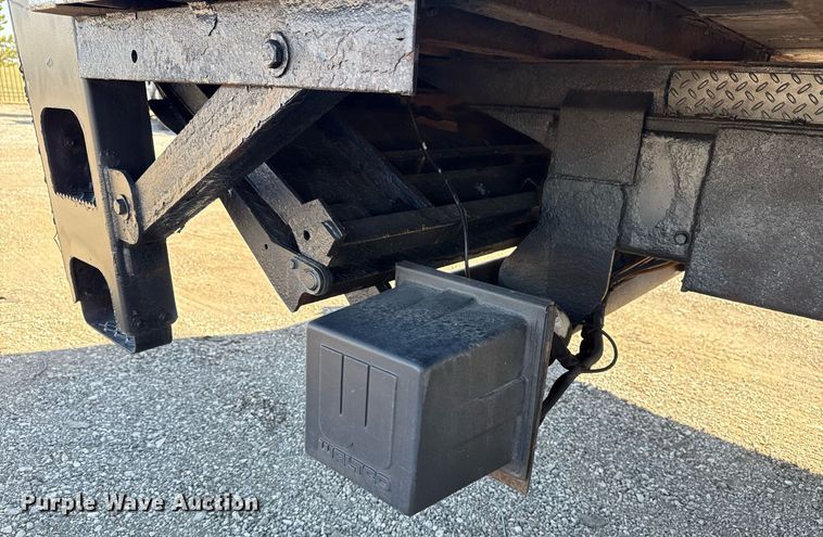 image for item EG2624 2005 Peterbilt 335 box truck