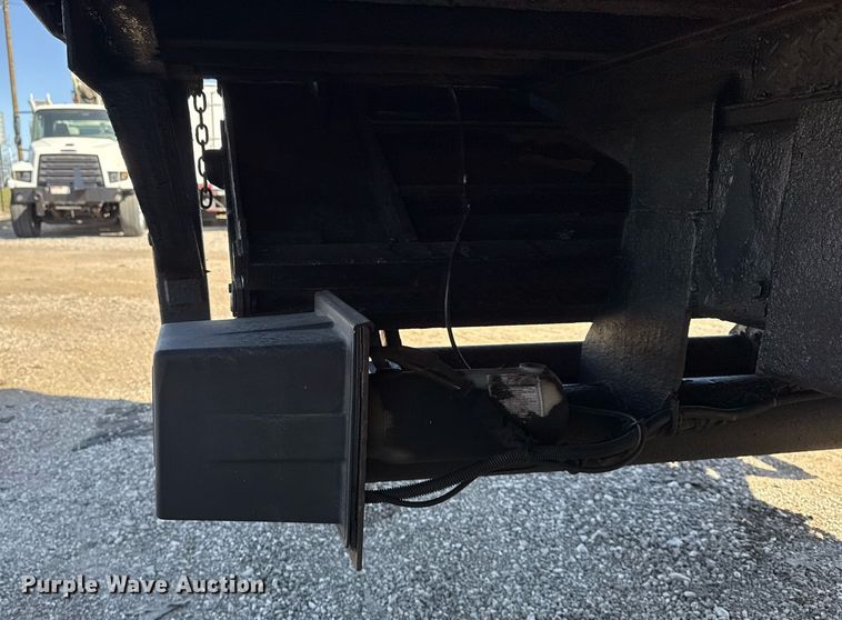 image for item EG2624 2005 Peterbilt 335 box truck