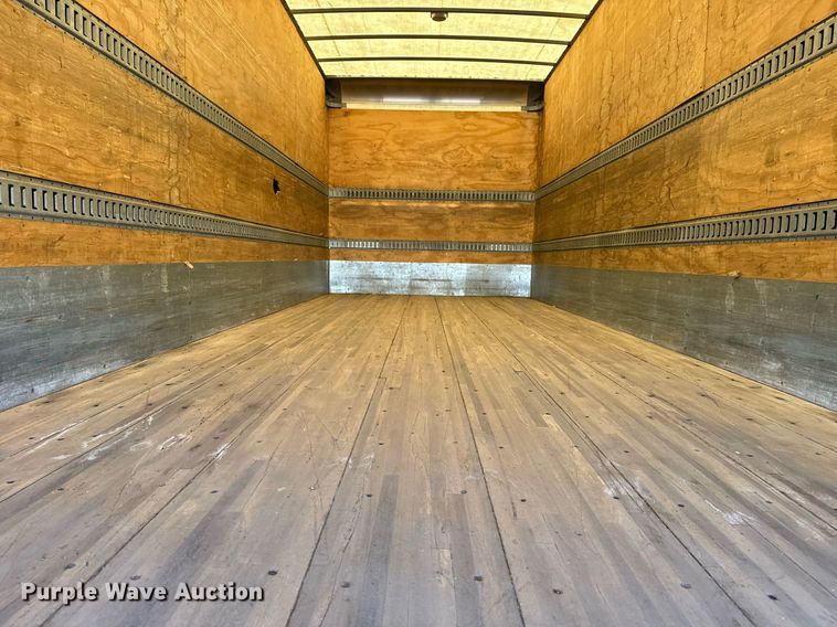 image for item EG2624 2005 Peterbilt 335 box truck