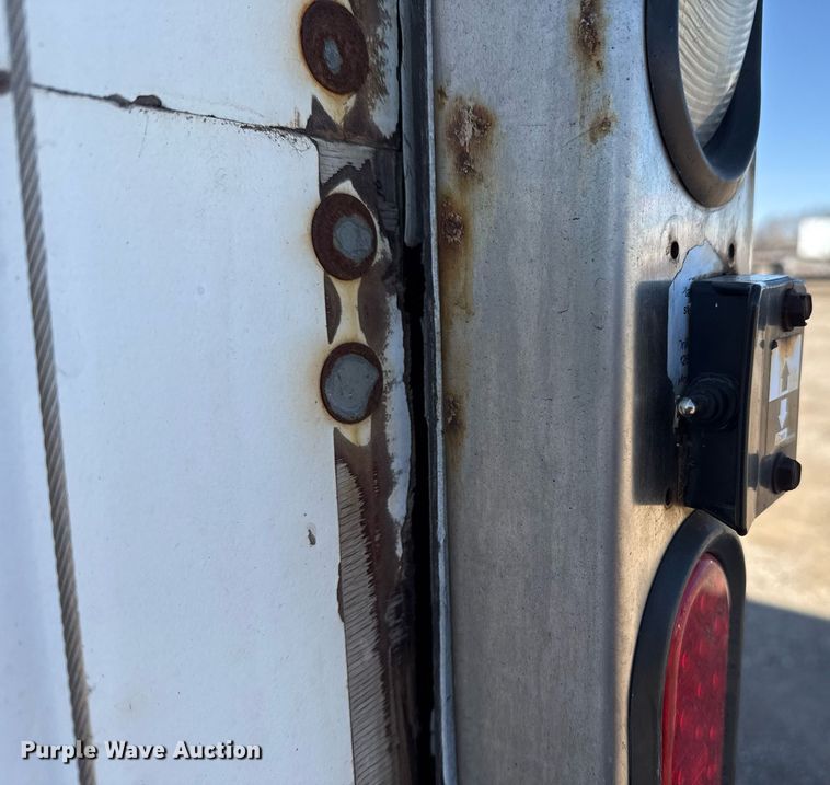 image for item EG2624 2005 Peterbilt 335 box truck