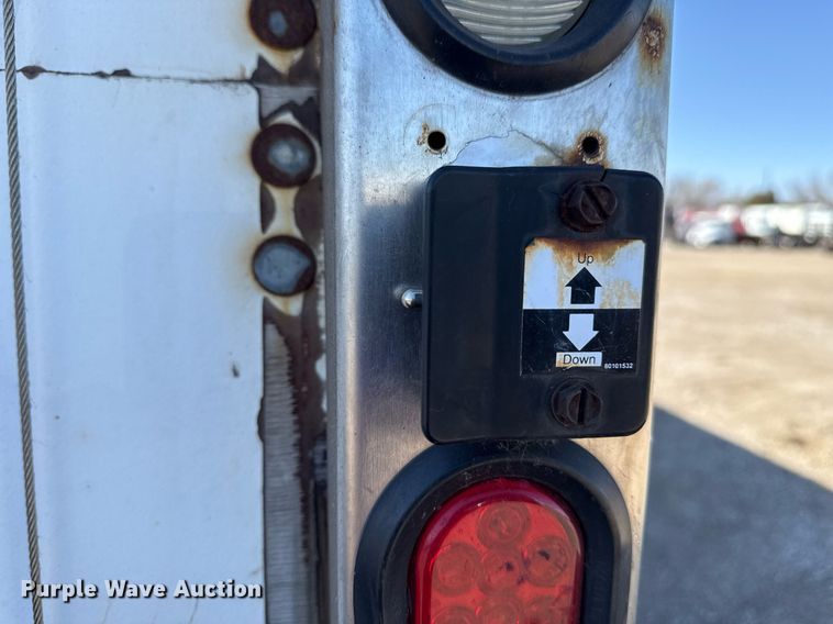 image for item EG2624 2005 Peterbilt 335 box truck