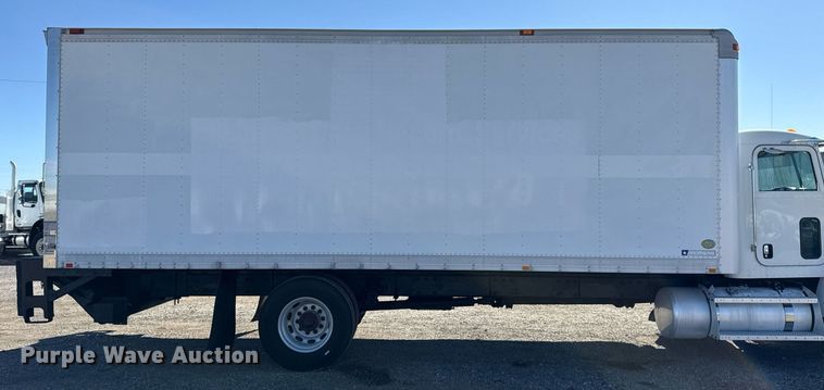 image for item EG2624 2005 Peterbilt 335 box truck