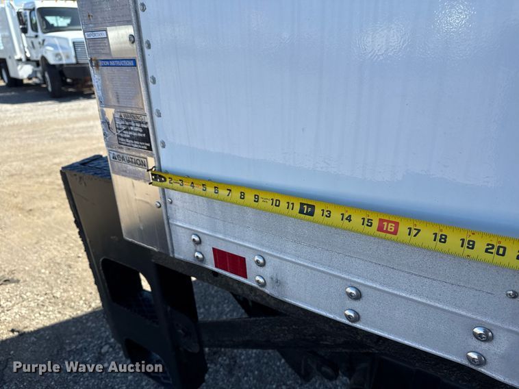 image for item EG2624 2005 Peterbilt 335 box truck