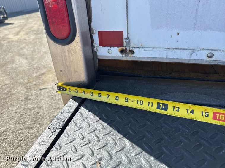 image for item EG2624 2005 Peterbilt 335 box truck