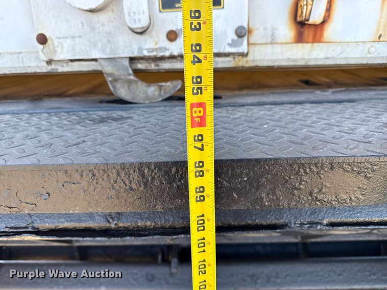 image for item EG2624 2005 Peterbilt 335 box truck