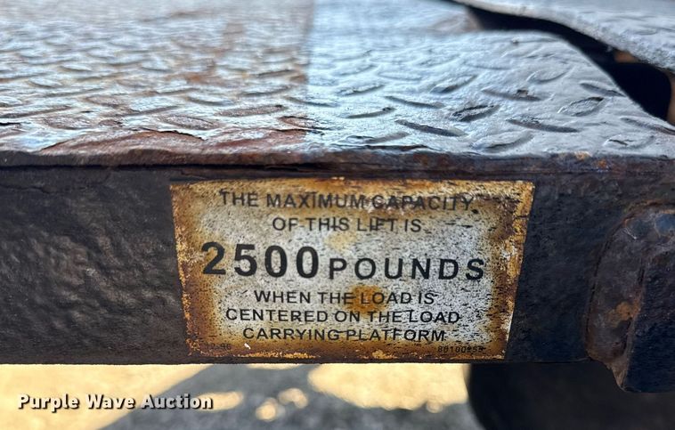 image for item EG2624 2005 Peterbilt 335 box truck