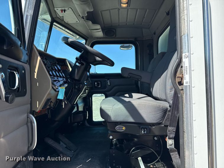 image for item EG2624 2005 Peterbilt 335 box truck